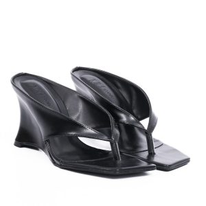 Chinelo Feminino Preto com Salto Anabela Geométrico