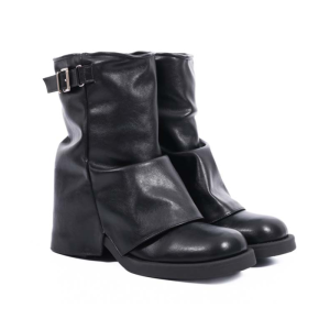 Coturno Capa Feminino Preto de Cano Baixo com Detalhes de Fivelas