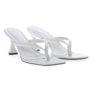 Sandália de Dedo Off White com Salto Baixo e Bico Quadrado